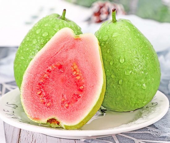 ỔI RUBY RUỘT ĐỎ – ĐỒNG THÁP/VĨNH LONG. Mùa vụ: Quanh năm Size: ≥ 200g/trái up Quy cách: 5kg/9kg /thùng Đặc điểm:ruột trắ ́ ng giòn ngọt. Brix: 8-10% Bảo quản: 2–7°C, 30 ngày Khả năng cung ứng: 10cont/tháng.