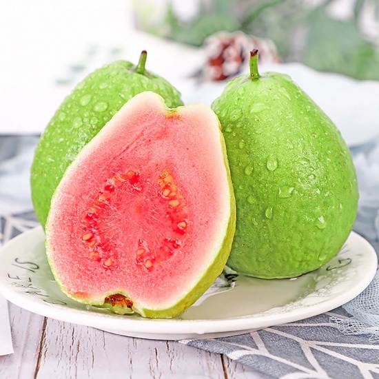 ỔI RUBY RUỘT ĐỎ – ĐỒNG THÁP/VĨNH LONG. Mùa vụ: Quanh năm Size: ≥ 200g/trái up Quy cách: 5kg/9kg /thùng Đặc điểm:ruột trắ ́ ng giòn ngọt. Brix: 8-10% Bảo quản: 2–7°C, 30 ngày Khả năng cung ứng: 10cont/tháng.