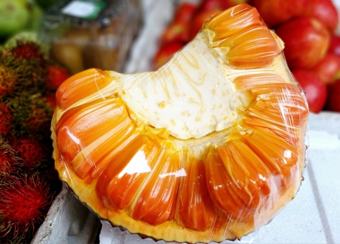 MÍT RUỘT ĐỎ CẤP ĐÔNG IQF – SPECIFICATIONS Quy cách: Múi, khối, sợi (tùy yêu cầu). Màu sắc – mùi vị: Vàng tự nhiên, thơm đặc trưng, vị ngọt. Độ Brix: 18 – 22°Bx. Cấp đông: IQF ở -35°C đến -40°C, bảo quản ≤ -18°C. Bao bì: Túi PE/PA, 1kg – 10kg, thùng carton 10–20kg. HSD: 24 tháng (ở -18°C). Chứng nhận: Không chất bảo quản, đạt tiêu chuẩn VSATTP & xuất khẩu.